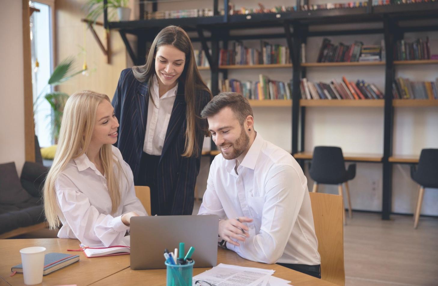 junexolvira Büro in Bielefeld – moderner Arbeitsbereich für Finanzberatung